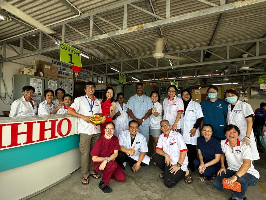The MHHO team gathered at Counter 1 — Rawatan Tradisional, Sakit, Anak-Kanak